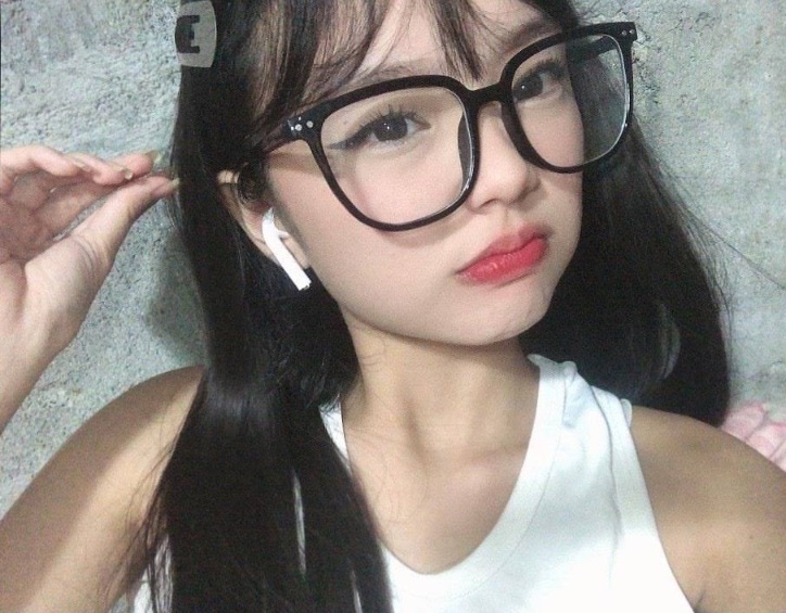 Em Gái Kính Cận Xinh Đẹp Dâm Đãng Tự Sướng Lồn Non